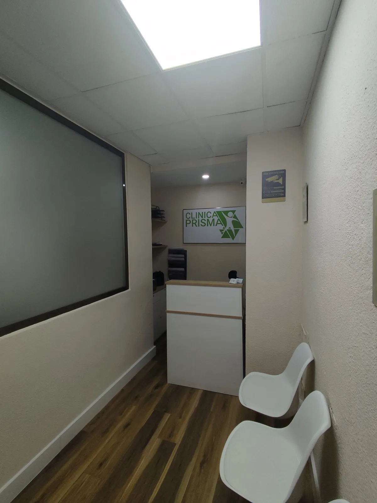 Recepción de Clínica Prisma Coslada con mostrador y zona de espera