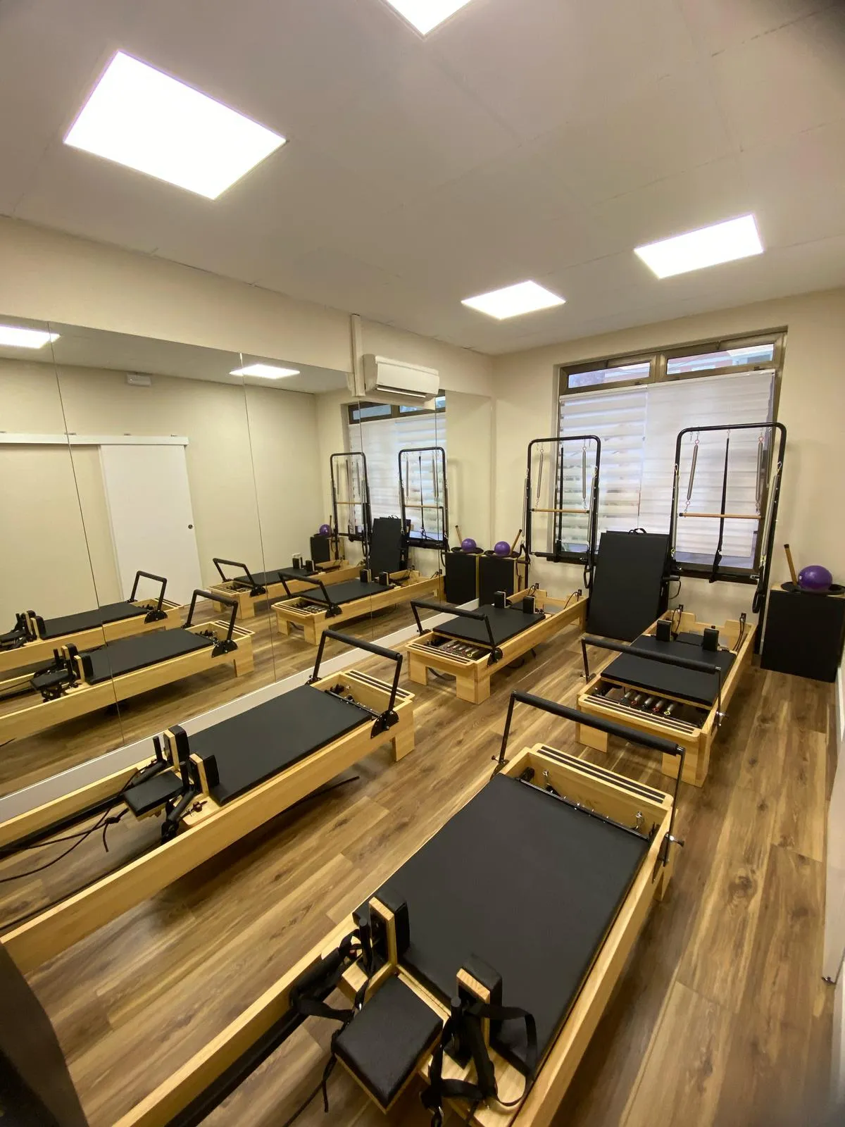 Sala de Pilates terapéutico con máquinas Reformer en Clínica Prisma
